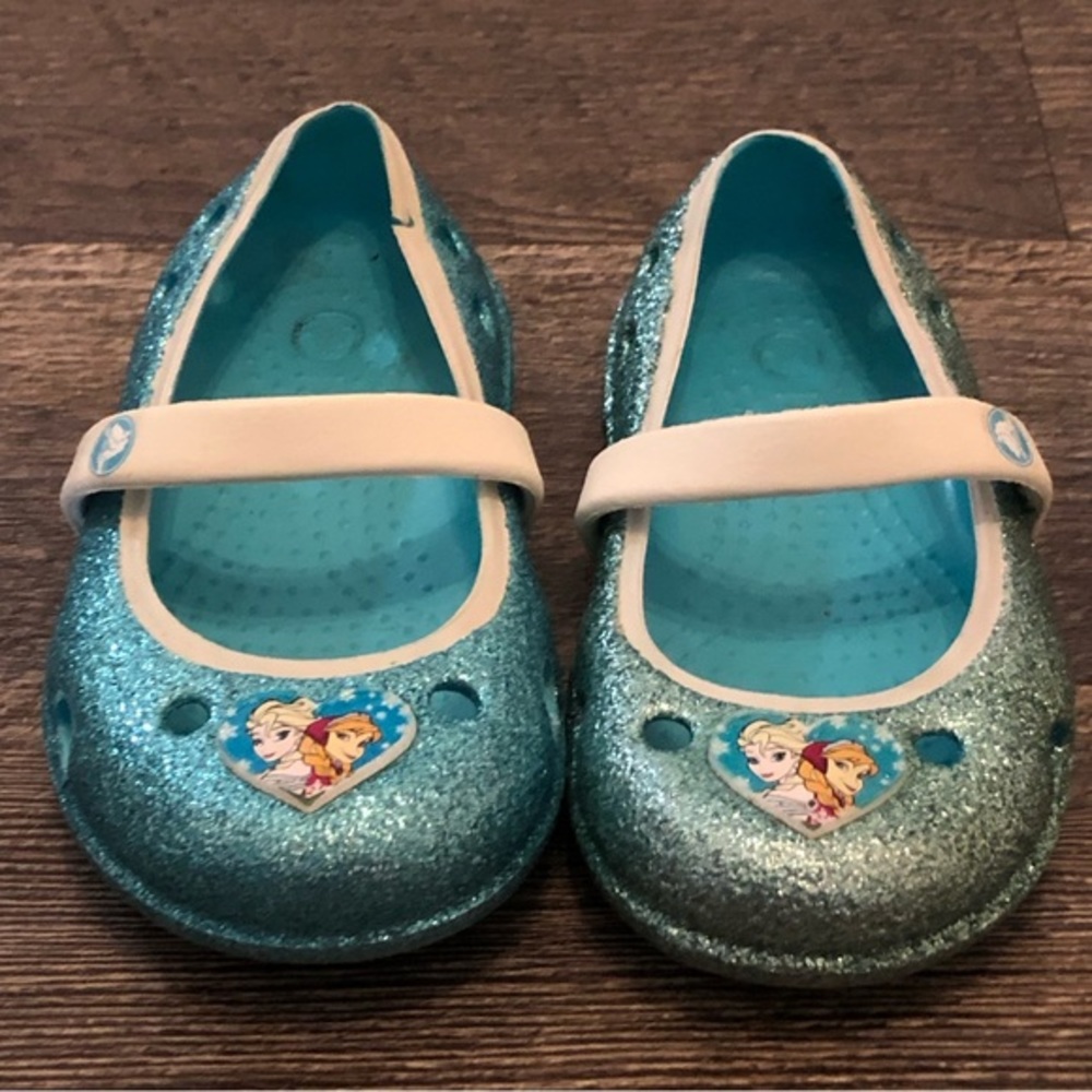 Crocs Girls' Keeley Frozen Flat; blue glitter size toddler 6